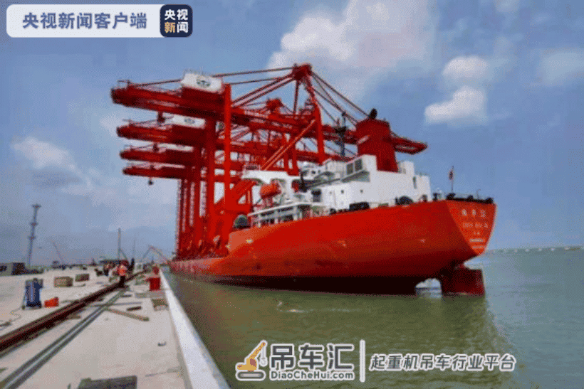 进入安装阶段!江苏新出海口首台集装箱桥吊整机提前3个月上岸