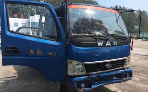 三大队：查处无牌小型吊车 接受报废处理