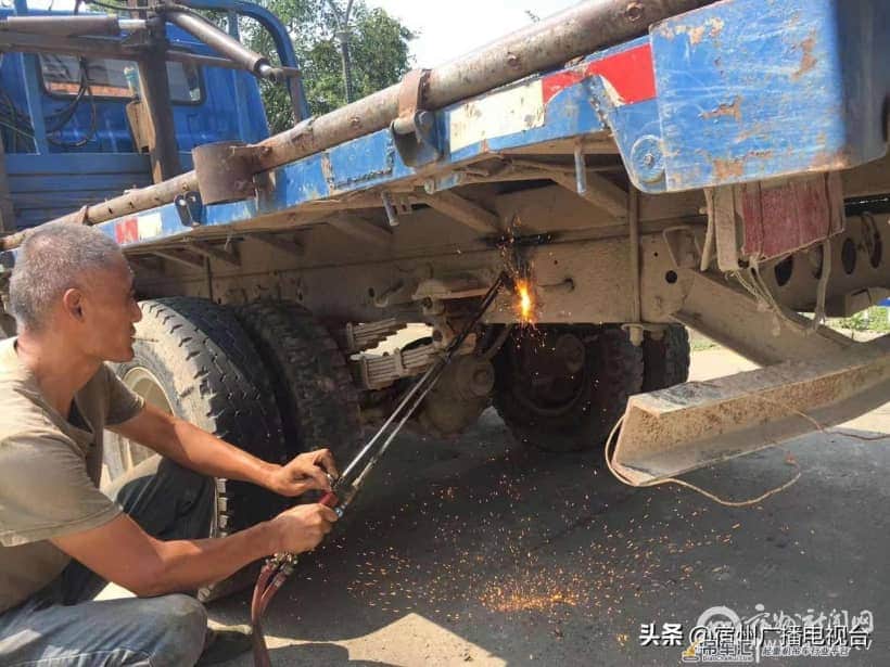 三大队:查处无牌小型吊车 接受报废处理