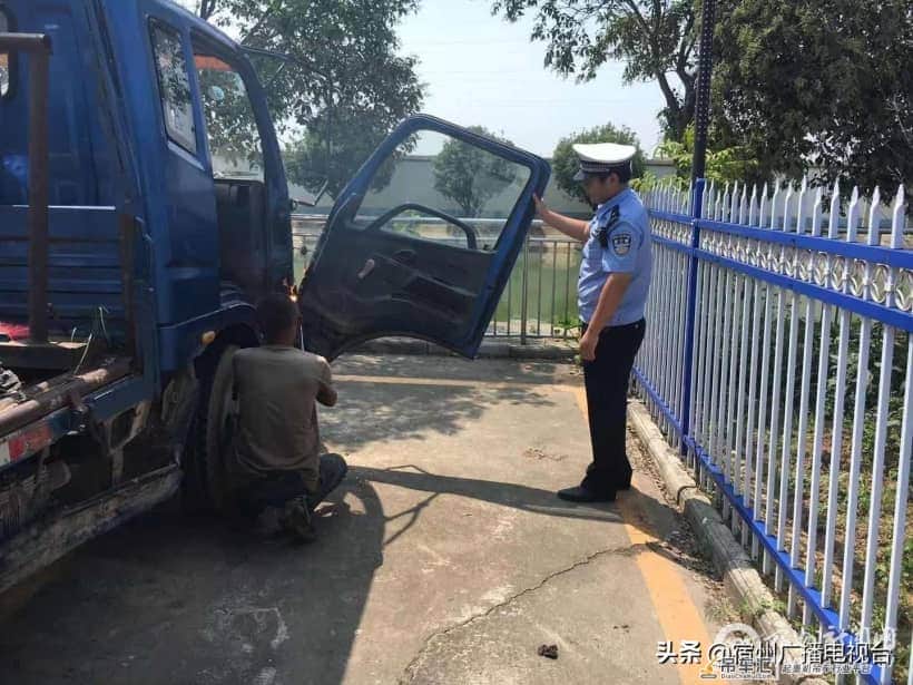 三大队:查处无牌小型吊车 接受报废处理