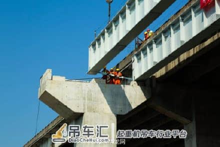 高空“搭积木”万州环线高速鹿山互通完成大吨位高墩吊装