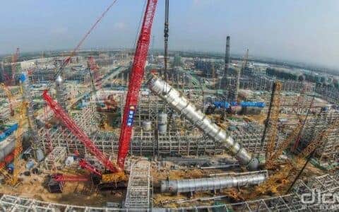 国内首次！双臂作业！三一2000吨起重机震撼全场