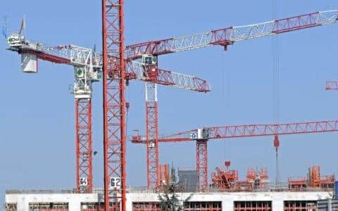 吊车施工过程中设备坠落砸伤他人，交强险赔不赔？法院：必须赔