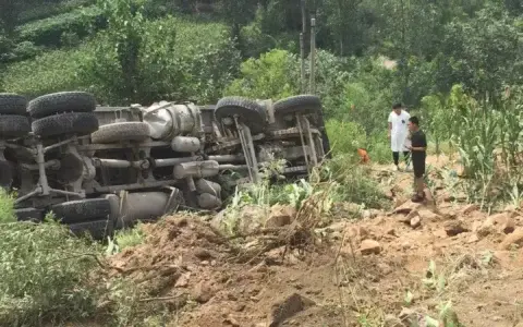 货车翻下山，5小时的吊车救援，累到多人中暑