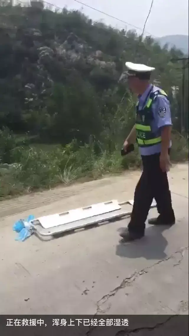 货车翻下山,5小时的吊车救援,累到多人中暑