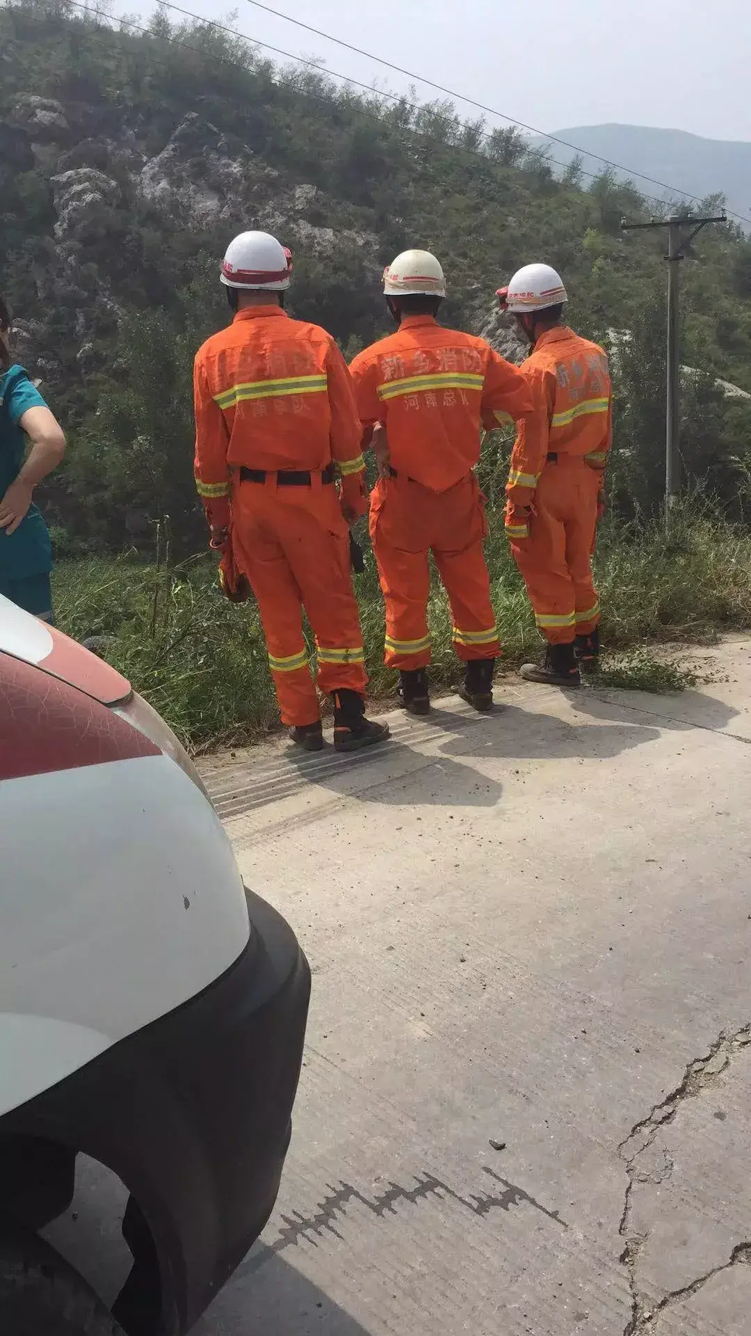 货车翻下山,5小时的吊车救援,累到多人中暑