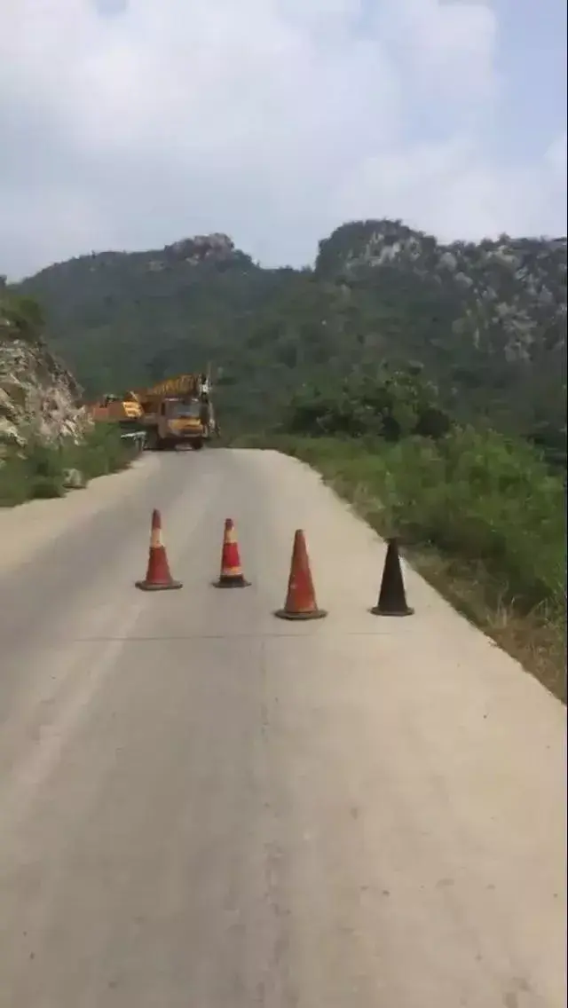 货车翻下山,5小时的吊车救援,累到多人中暑