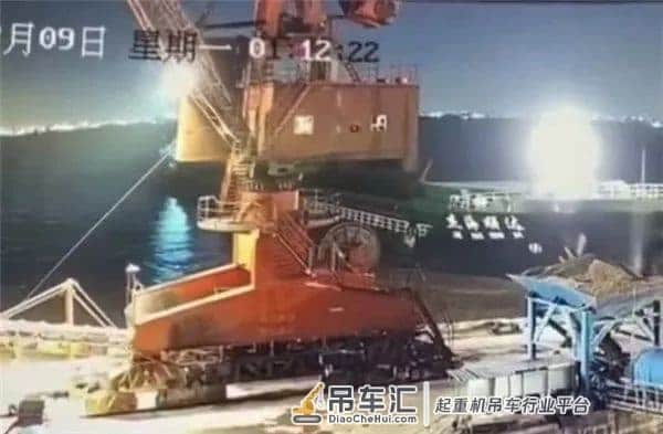 船舶撞上码头！码头部分结构坍塌，吊机落江