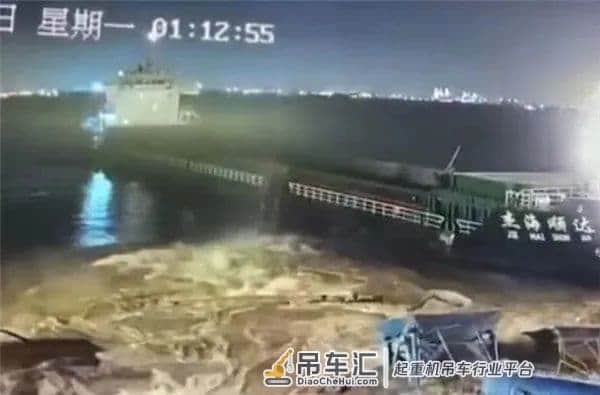 船舶撞上码头!码头部分结构坍塌,吊机落江