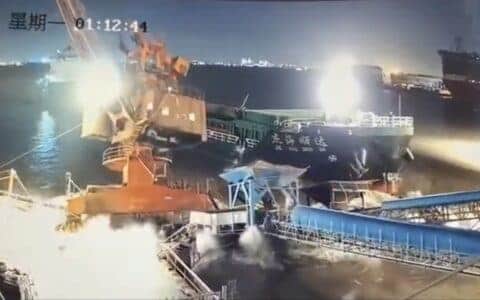 上海一货船碰撞码头吊机落水 事故未造成人员伤亡和水域污染