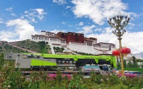 西藏和平解放70周年 中联重科极光绿“点缀”雪域高原