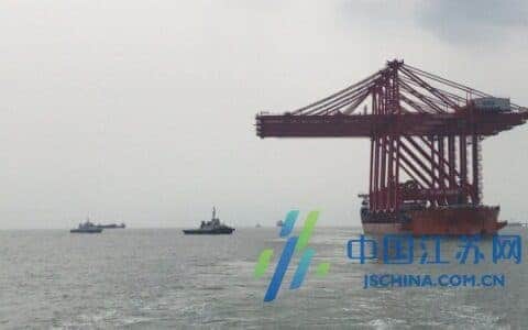 通州湾新出海口吕四起步港区：“2+2”码头迎来首条重大件桥吊运输船舶