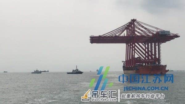 通州湾新出海口吕四起步港区：“2+2”码头迎来首条重大件桥吊运输船舶
