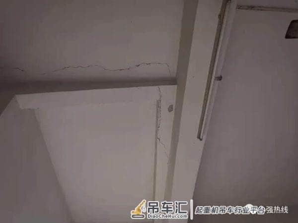 飞来横祸!佛山有村民花3000元找人砍树,结果吊车臂连砸5屋……