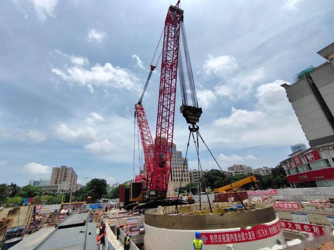 三一重工SCC8000A履带起重机，吊装“兴业号”超大直径盾构机下井