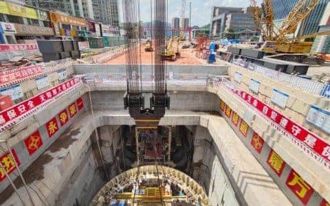 三一重工SCC8000A履带起重机，吊装“兴业号”超大直径盾构机下井