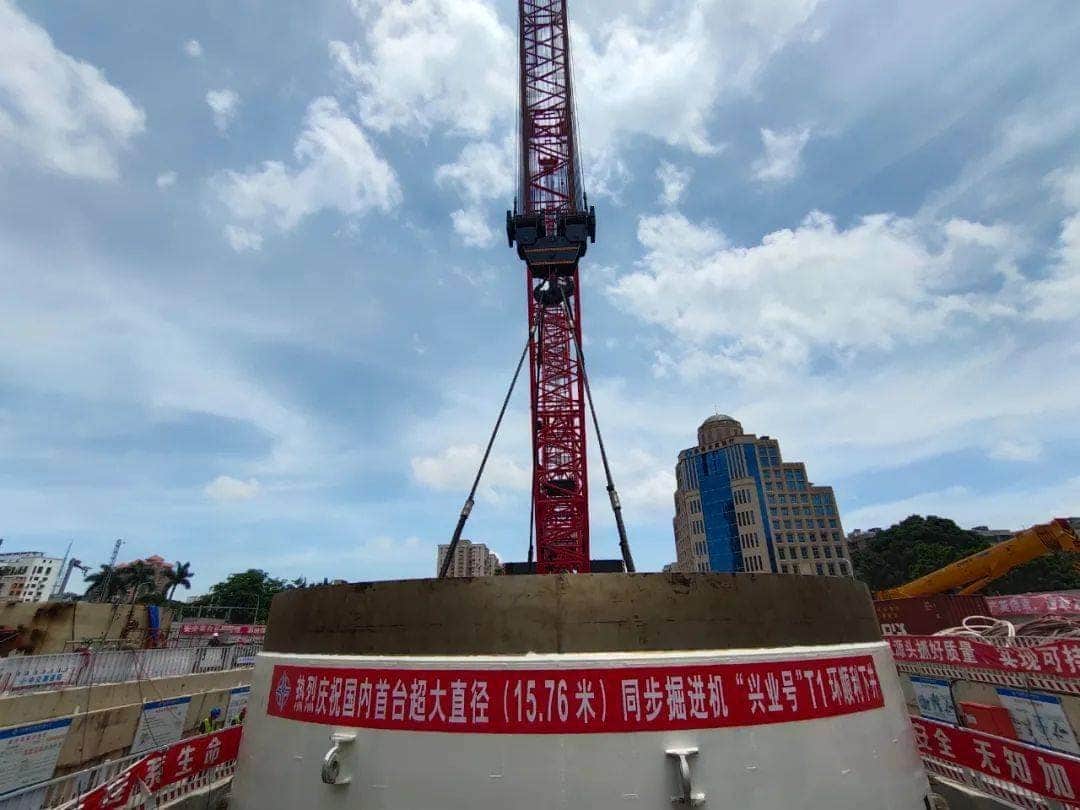 三一重工SCC8000A履带起重机，吊装“兴业号”超大直径盾构机下井