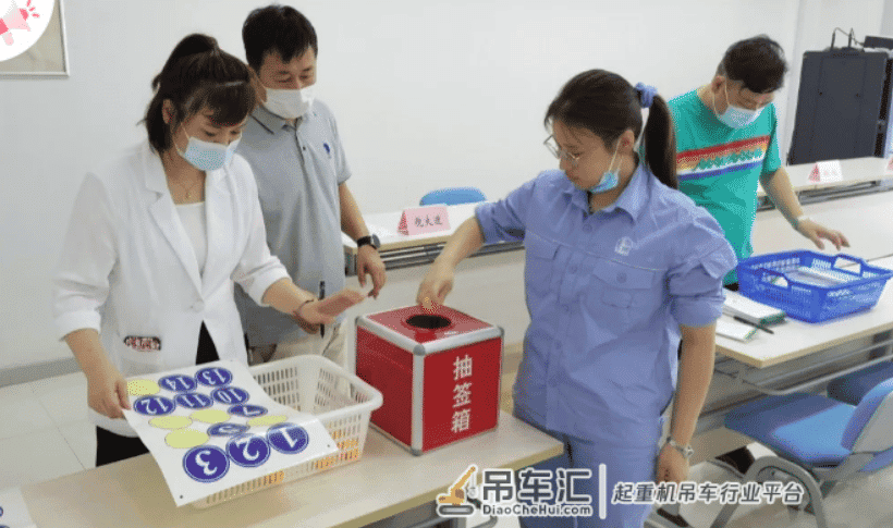 江苏南京起重机司机职业技能大赛 现场有“绝活”
