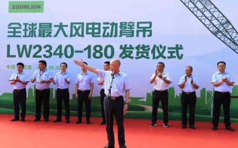 引领行业风电吊装新风标 中联重科全球最大风电动臂塔机发货河南