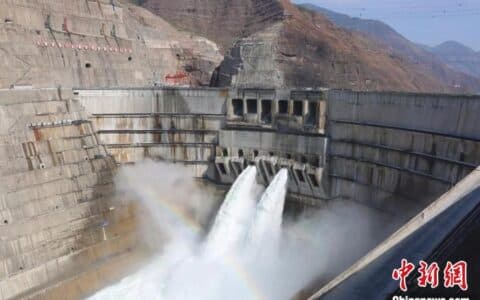 白鹤滩水电站11号机组转子顺利吊装