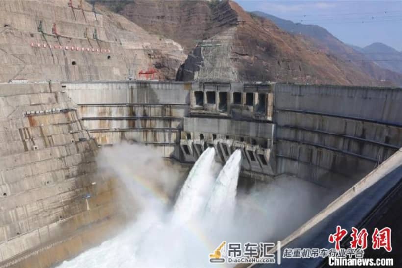 白鹤滩水电站11号机组转子顺利吊装