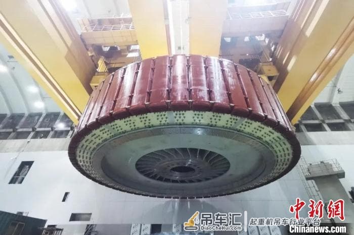 白鹤滩水电站11号机组转子顺利吊装