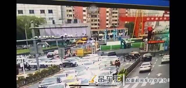 突发情况,受台风“灿都”影响塔吊倒塌砸中司机,车主当场死亡