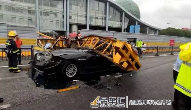 突发情况,受台风“灿都”影响塔吊倒塌砸中司机,车主当场死亡