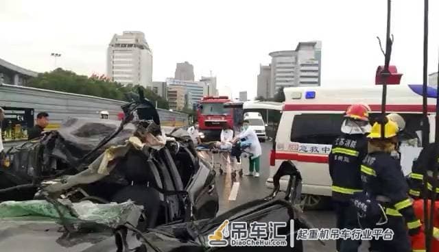 突发情况,受台风“灿都”影响塔吊倒塌砸中司机,车主当场死亡