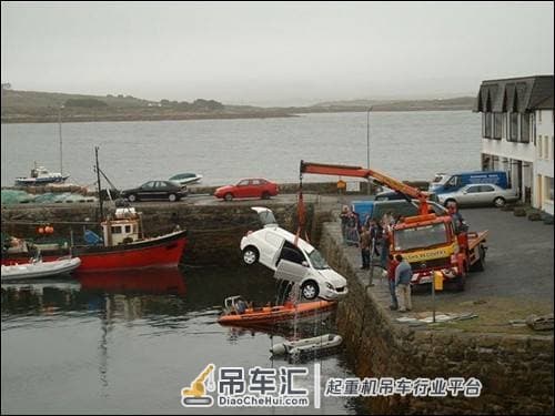 落水小轿车引发的惨案，拖车司机到场后也是不敢大意