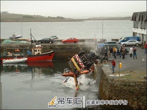 落水小轿车引发的惨案,拖车司机到场后也是不敢大意