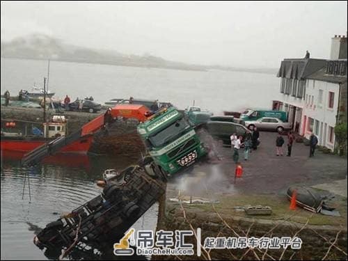 落水小轿车引发的惨案,拖车司机到场后也是不敢大意