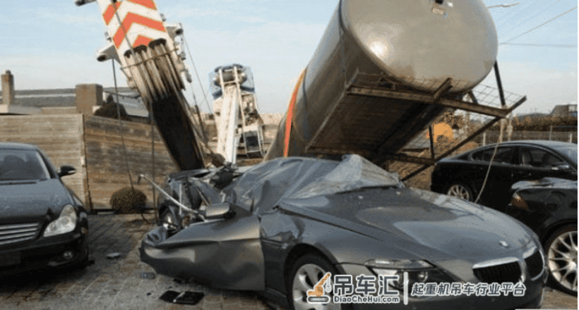 吊车突然失控倒向豪车，车主赶到现场后脸都绿了