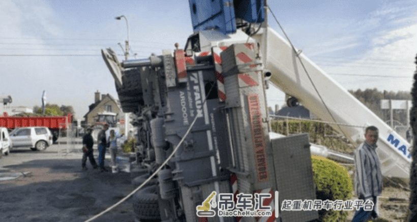 吊车突然失控倒向豪车,车主赶到现场后脸都绿了