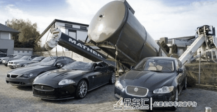 吊车突然失控倒向豪车,车主赶到现场后脸都绿了