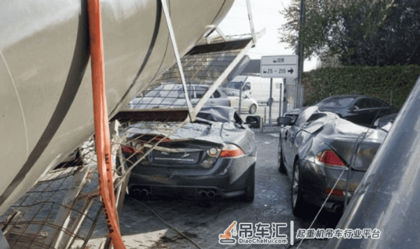 吊车突然失控倒向豪车,车主赶到现场后脸都绿了