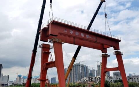 深圳地铁13号线中医院站龙门吊安装完成，系深在建地铁最大龙门吊