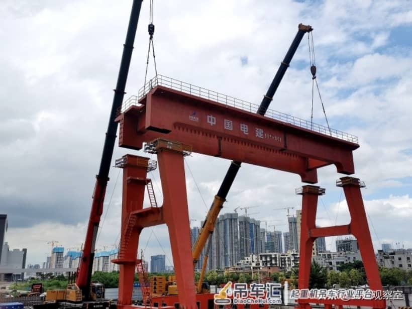 深圳地铁13号线中医院站龙门吊安装完成，系深在建地铁最大龙门吊