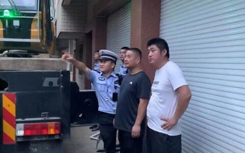 48吨重的“庞然大物”伏在村道进退两难 他调来起重机12小时紧急疏堵感动村民