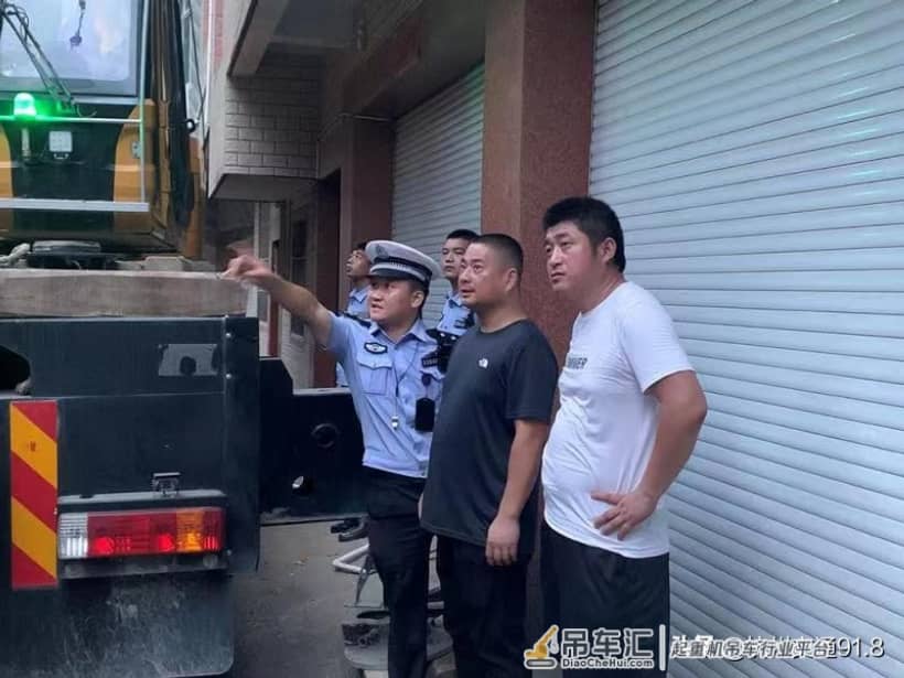 48吨重的“庞然大物”伏在村道进退两难 他调来起重机12小时紧急疏堵感动村民