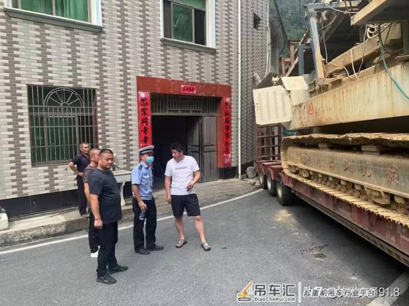 48吨重的“庞然大物”伏在村道进退两难 他调来起重机12小时紧急疏堵感动村民
