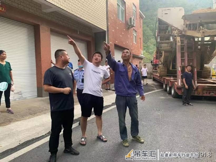 48吨重的“庞然大物”伏在村道进退两难 他调来起重机12小时紧急疏堵感动村民