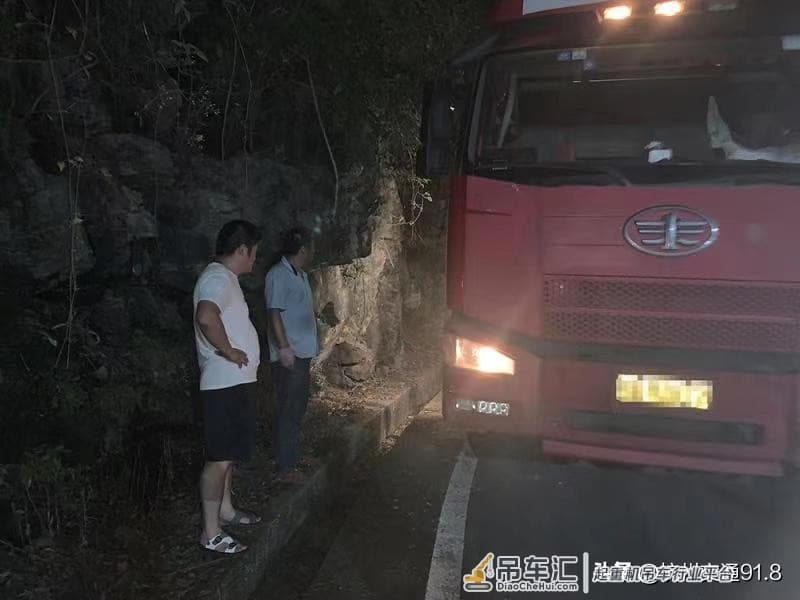 48吨重的“庞然大物”伏在村道进退两难 他调来起重机12小时紧急疏堵感动村民