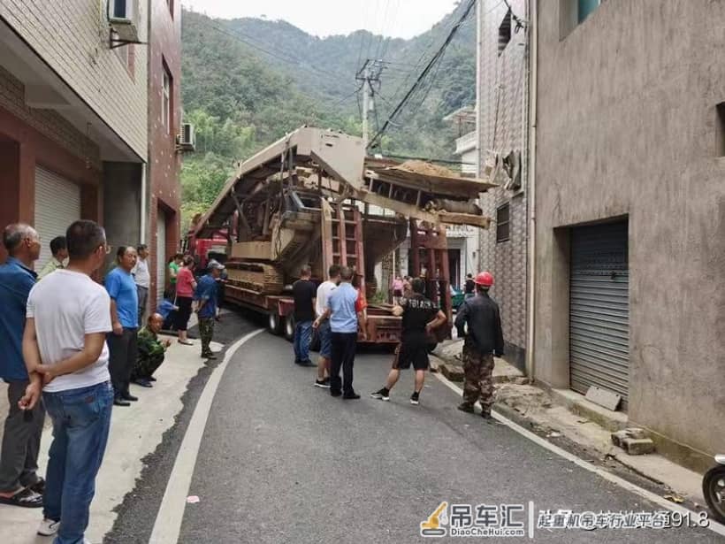 48吨重的“庞然大物”伏在村道进退两难 他调来起重机12小时紧急疏堵感动村民