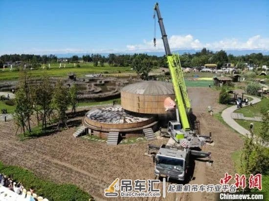 直径11米大蒸笼用吊车掀锅盖，一次可蒸580份菜供千人食用
