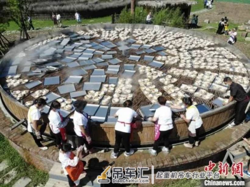 直径11米大蒸笼用吊车掀锅盖,一次可蒸580份菜供千人食用