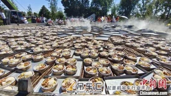 直径11米大蒸笼用吊车掀锅盖,一次可蒸580份菜供千人食用