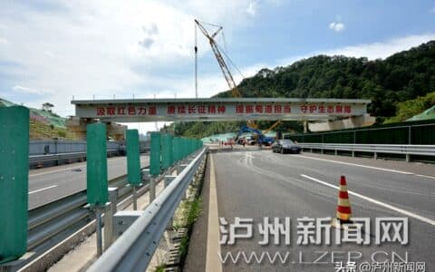 长60米重175吨！泸州跨线桥建设中跨径最长、梁体最重的箱梁完成吊装
