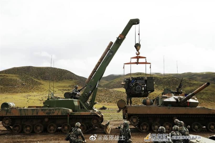 15式坦克同型抢修车首次曝光！体型紧凑，起重机、驻锄一个不缺