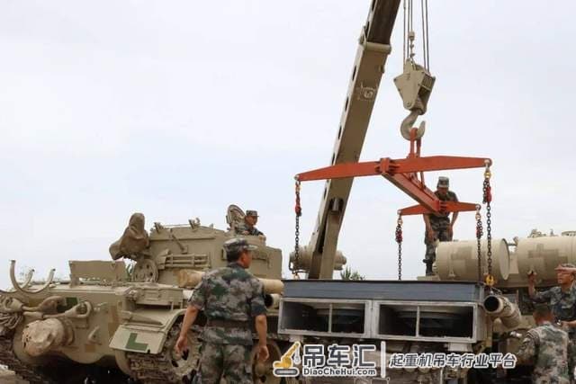 15式坦克同型抢修车首次曝光!体型紧凑,起重机、驻锄一个不缺